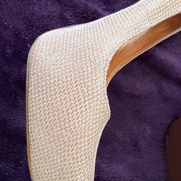 BCBG Tan Heels - Picture 4 of 7